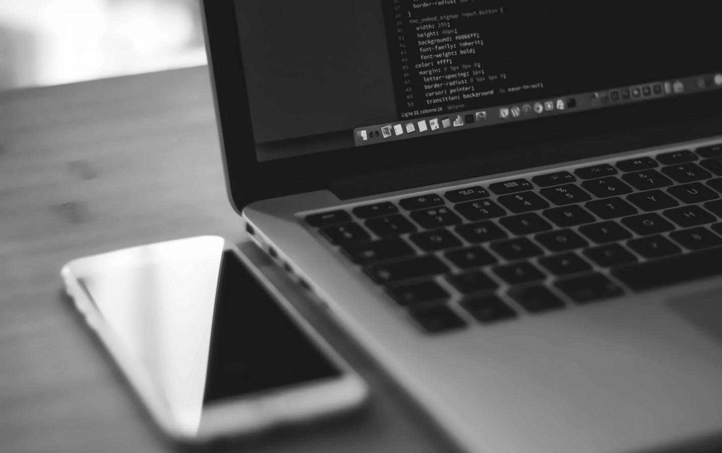 Game development werkstation met code op meerdere monitoren