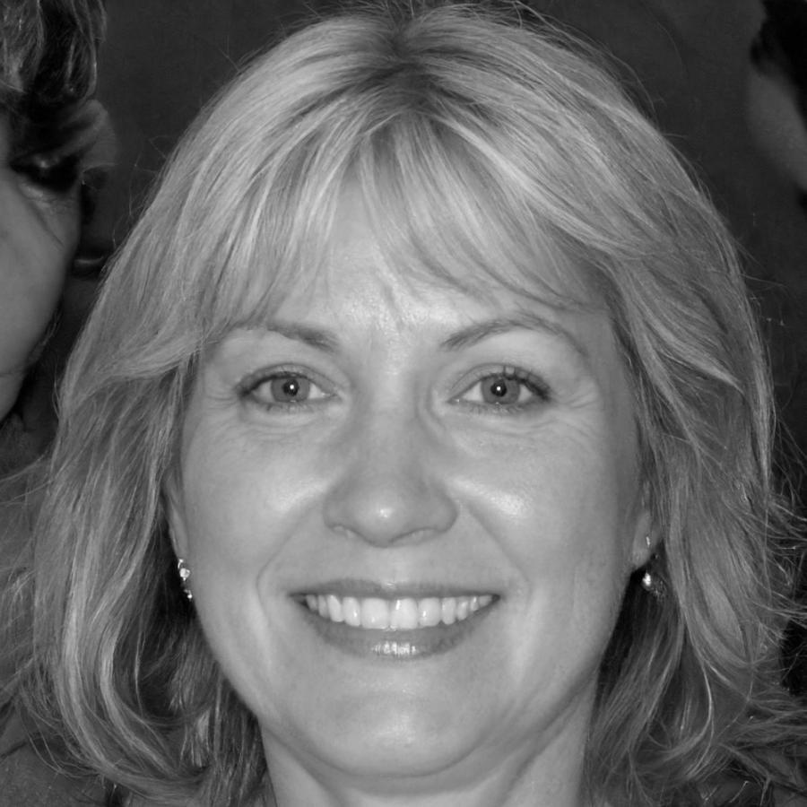 Docent aan het programmeren achter computer